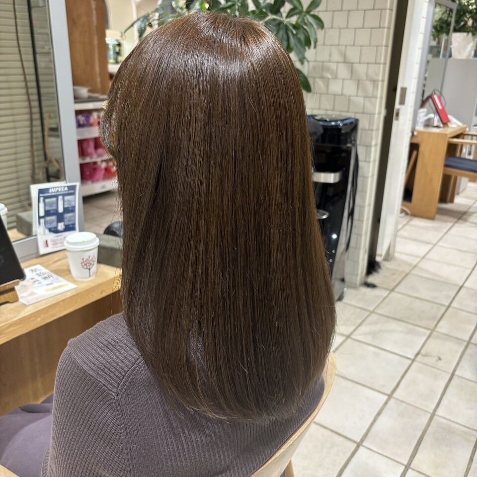 HAIR SALON M.PLUS ヨツバコ店のストレートヘアのバックスタイル