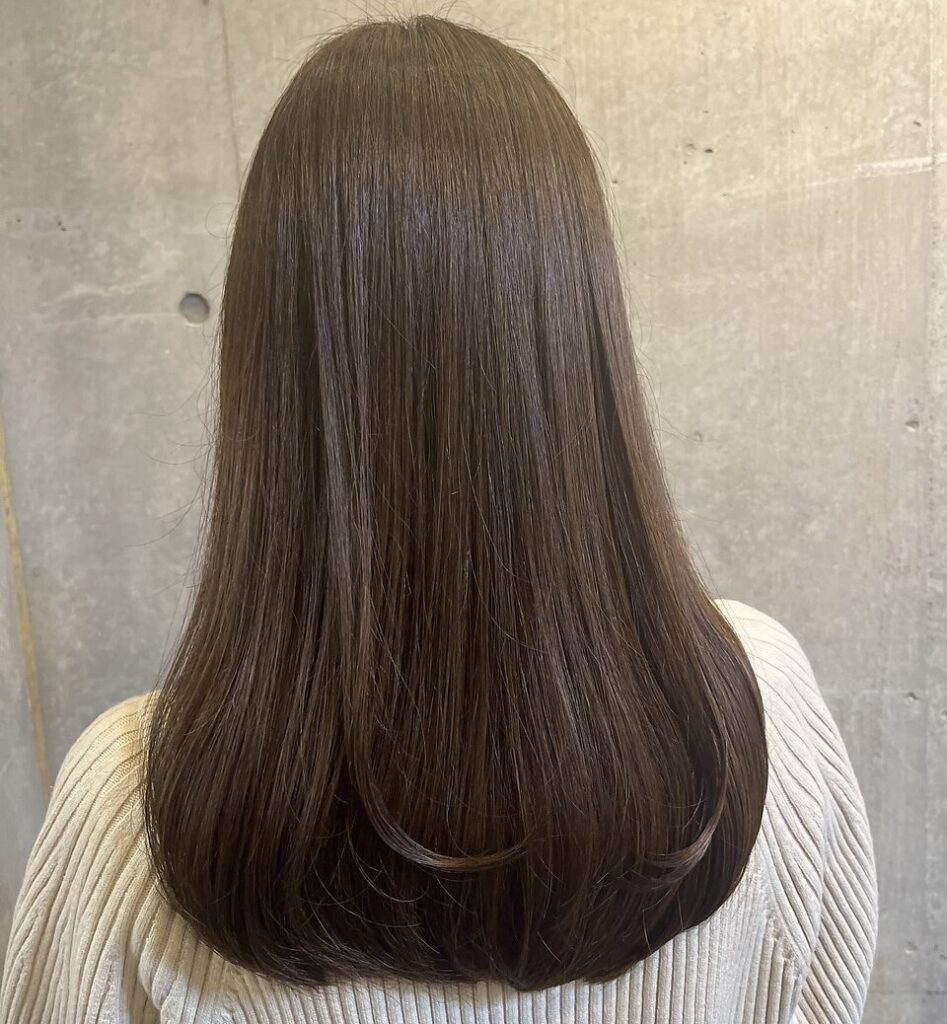 studio Teoのストレートヘアのバックスタイル