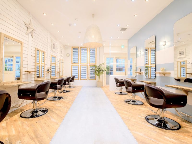 Emerge 藤沢の開放感たっぷりの店内