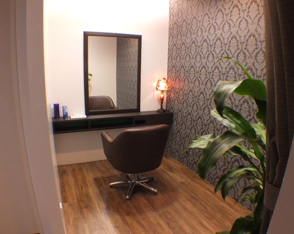 髪質改善が得意な長崎の美容室の個室の写真