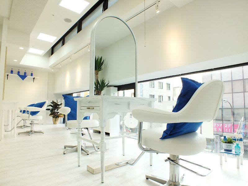 aL-ter che'rie  津田沼店の白と青を基調とした爽やかな店内