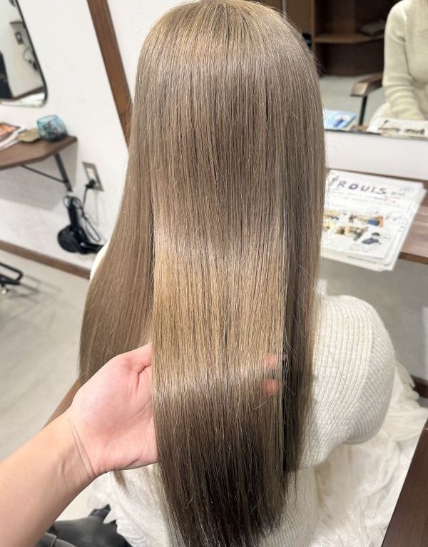 ROUIS produced by LUCK 津田沼のブリーチヘアにトリートメントの施術をしたスタイル写真