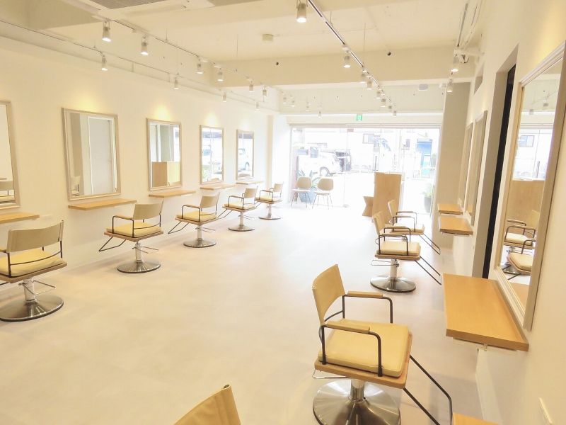 TREAT HAIR DESIGNのスタイリッシュな店内