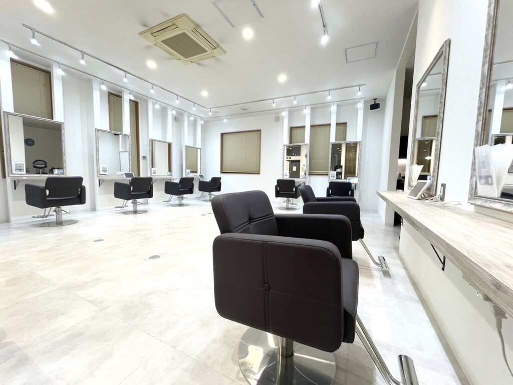 Agu hair axis 山形店の店内写真