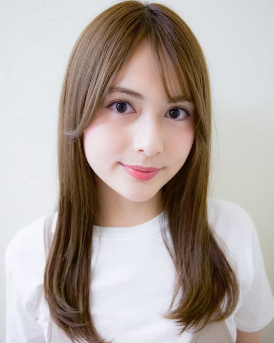 emo hair designのロングヘアの女性の写真