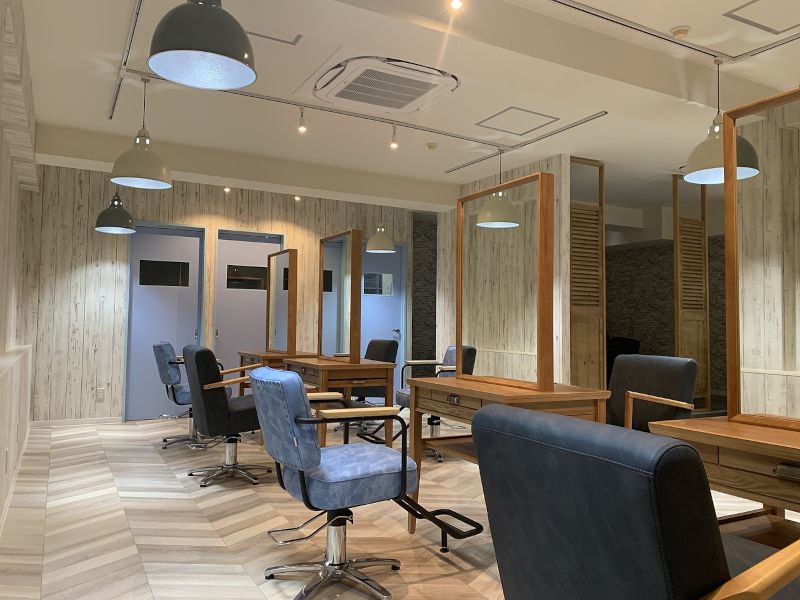 across hair design　赤羽店の店内