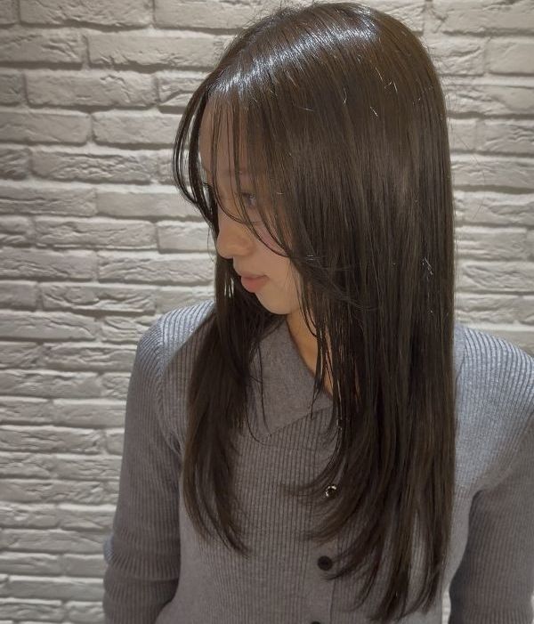 TORi三宮店のつややかなストレートヘアスタイル